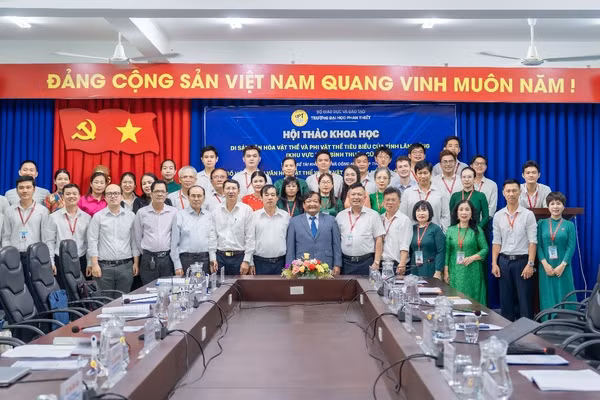 Các đại biểu tham gia hội thảo khoa học “Di sản văn hóa vật thể và phi vật thể tiêu biểu của tỉnh Lâm Đồng (khu vực tỉnh Bình Thuận cũ)”.