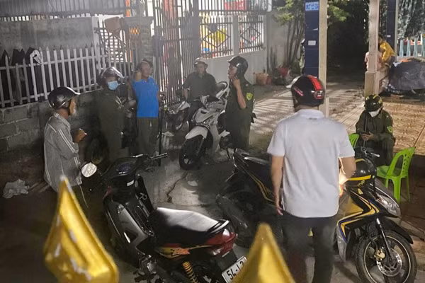 Lực lượng chức năng truy tìm con chó nghi mắc bệnh dại trong đêm. (Ảnh: Trọng Mẫu).