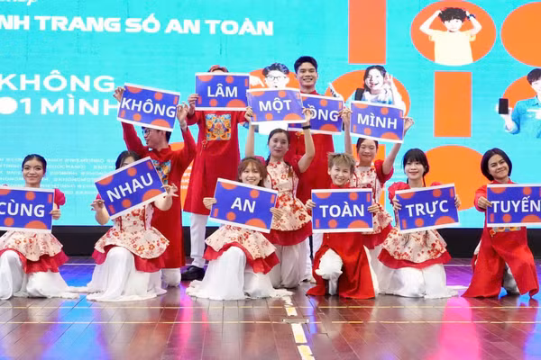 Học sinh tham gia giao lưu trong buổi tuyên truyền "hành trang số an toàn" tại Lâm Đồng.