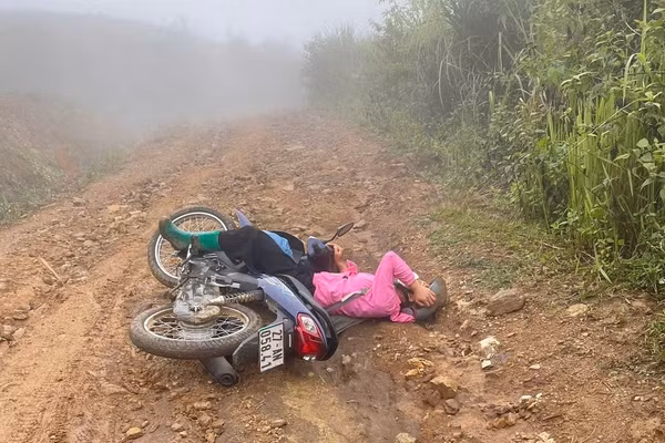 Cô giáo Cà Thị Phương (Trường Mầm non Tìa Dình) trên đường vào bản Va B dạy học.