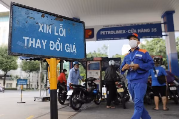 Bộ Công Thương tiếp tục trích lập Quỹ Bình ổn giá xăng dầu, đồng thời điều chỉnh giảm giá các mặt hàng xăng dầu tiêu dùng phổ biến trên thị trường. Hiện giá xăng E10 chưa điều chỉnh.