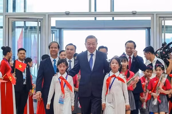 Tổng Bí thư Tô Lâm cùng các đại biểu tới dự khai giảng năm học 2025 – 2026 và kỷ niệm 80 năm truyền thống ngành Giáo dục.