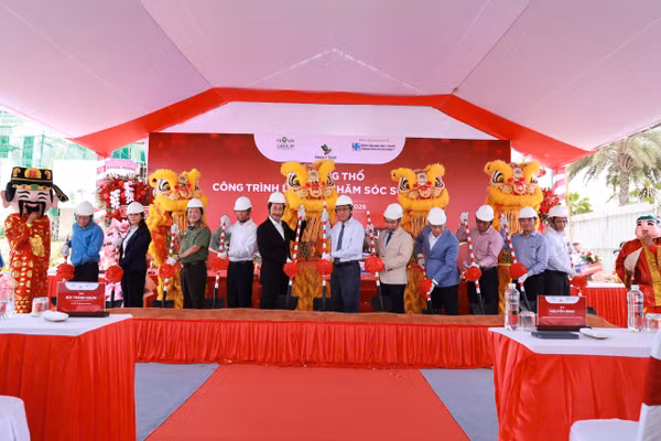 Các đại biểu thực hiện nghi thức động thổ công trình dịch vụ chăm sóc sức khoẻ tại NovaWorld Phan Thiết.