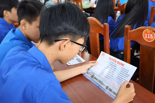 Học sinh, đoàn viên thanh niên xã Lương Sơn được tư vấn và giới thiệu việc làm.
