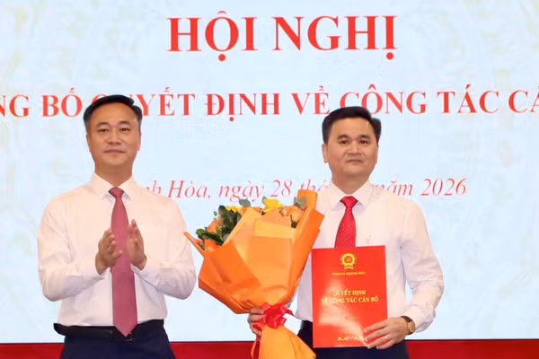 Chủ tịch UBND tỉnh Khánh Hòa Nguyễn Việt Hùng trao quyết định cho tân Giám đốc Sở Giáo dục và Đào tạo.