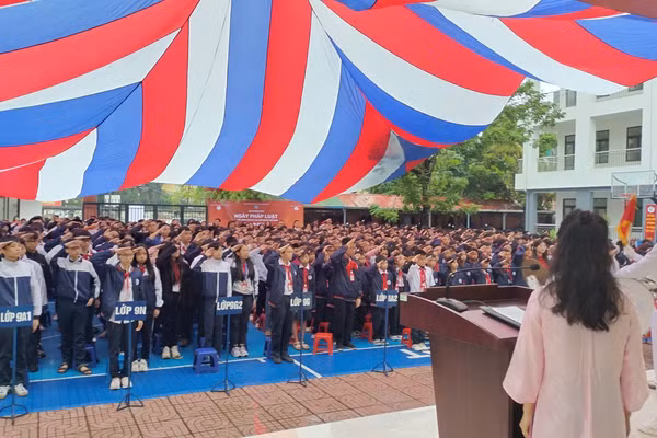 Sự kiện thu hút gần 700 học sinh, giáo viên cùng đại diện các ban, ngành và cơ quan báo chí tham dự.