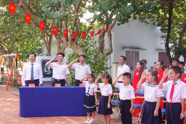 Lễ chào cờ trang nghiêm trong buổi Lễ khai giảng tại Trường Tiểu học Trường Sa.