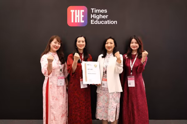 Đại diện Đại học Phenikaa nhận chứng nhận THE Impact Rankings 2026, đánh dấu Nhà trường vươn lên nhóm 401–600 đại học có ảnh hưởng nhất thế giới.
