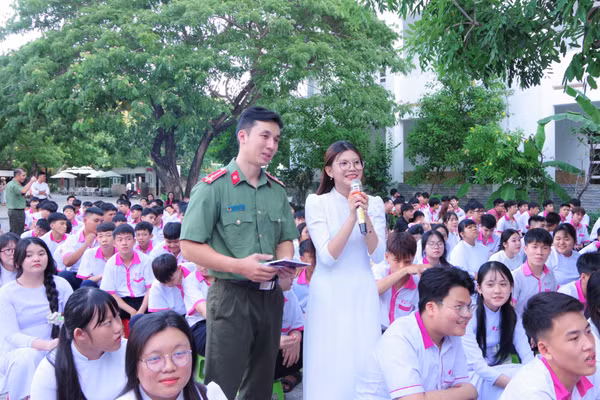 Học sinh trả lời các câu hỏi tình huống khi sử dụng mạng xã hội.