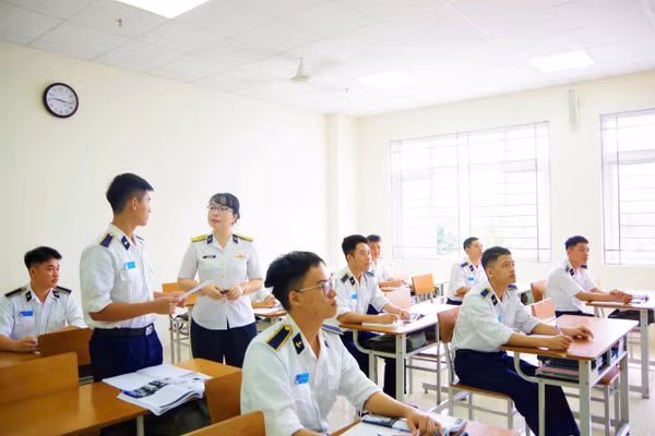Thượng tá Vũ Thị Kim Vân cùng học viên thảo luận các nội dung theo chủ đề tiếng Anh.