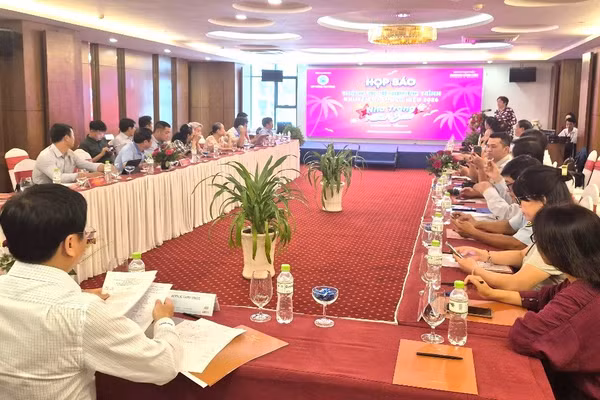 Họp báo công bố chương trình Hội chợ khuyến mại hàng hiệu “Nha Trang Mega Sale 2026”.