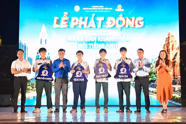 Phó Chủ tịch UBND tỉnh Nguyễn Thanh Hà trao giải cho thí sinh xuất sắc cuộc thi "Rung chuông vàng". Ảnh: Vĩnh Thành.