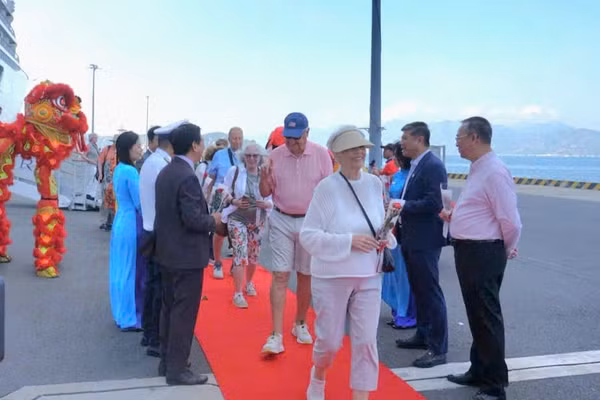 Khánh Hòa đón hai chuyến tàu biển cập Cảng quốc tế Cam Ranh. 