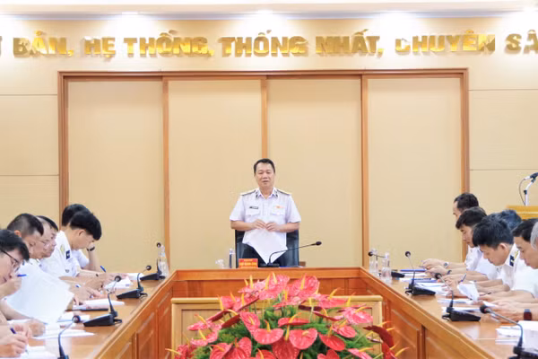 Chuẩn Đô đốc Ngô Thành Công phát biểu tại phiên họp. Ảnh : Trần Khánh