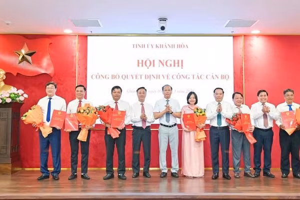  Lãnh đạo tỉnh Khánh Hòa trao quyết định và tặng hoa các cá nhân được bổ nhiệm.