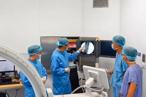 Sau hội chẩn, ê-kíp chuyên môn chỉ định phẫu thuật cấp cứu kết hợp xương. 