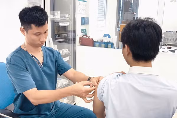 Trung tâm Tiêm chủng, Bệnh viện Bệnh Nhiệt đới Trung ương đã tiếp nhận hơn 51 trường hợp đến tiêm huyết thanh và vắc-xin phòng dại sau khi bị chó, mèo cắn hoặc cào. Ảnh: BVCC. 