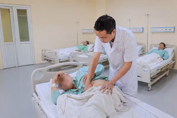 Các bác sĩ khuyến cáo, người dân không nên chủ quan với các triệu chứng đau vùng thắt lưng, tiểu buốt, tiểu khó hoặc đau kéo dài vùng hông lưng... Ảnh: BVCC. 