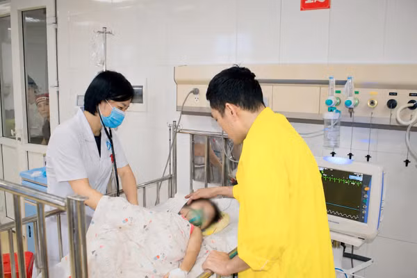 Hiện bệnh nhi tỉnh táo, tiếp xúc tốt và tiếp tục được điều trị, theo dõi sát. Ảnh: BVCC. 