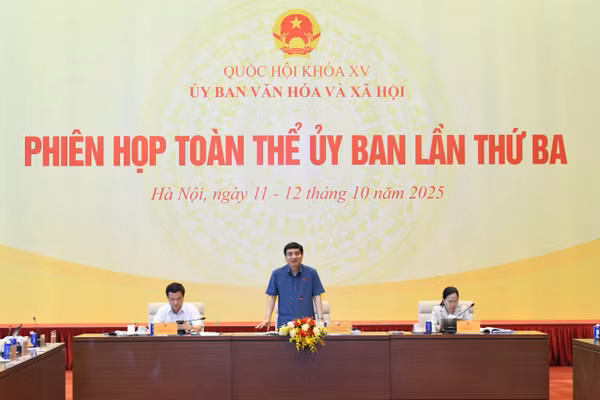 Chủ nhiệm Ủy ban Văn hóa và Xã hội của Quốc hội Nguyễn Đắc Vinh chủ trì Phiên họp. (Ảnh: Lâm Hiển)