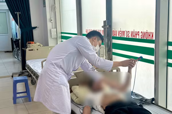 Khi vào viện, bệnh nhân còn tỉnh nhưng mệt nhiều, buồn nôn, đồng thời có chấn thương gây biến dạng vùng đùi và bàn chân phải. Ảnh: BVCC.