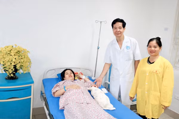 Sản phụ được chỉ định phẫu thuật lấy thai kết hợp bóc u xơ tử cung theo phương pháp mới, ít tổn thương và bảo tồn được tử cung. Ảnh: BVCC.