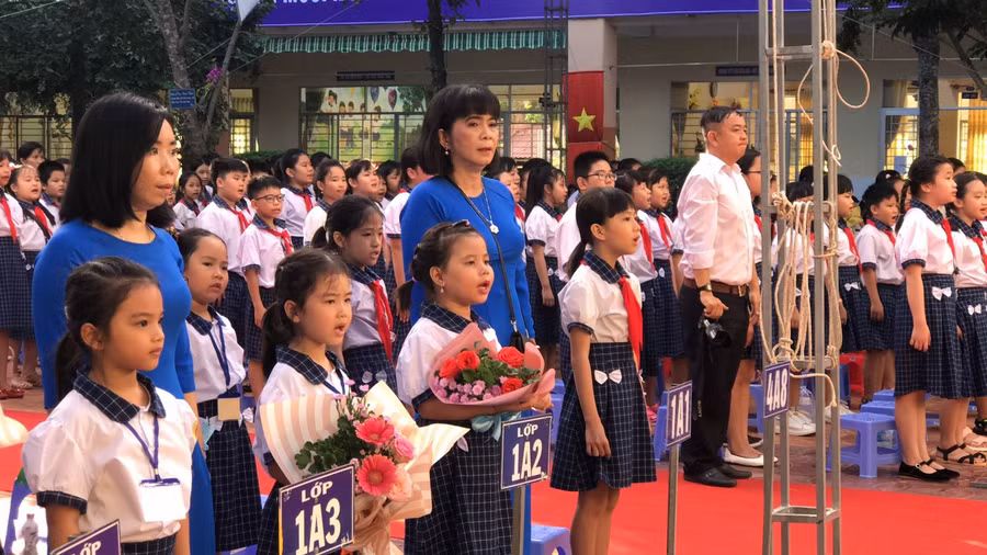 Cô trò hát Quốc ca tại lễ khai giảng.