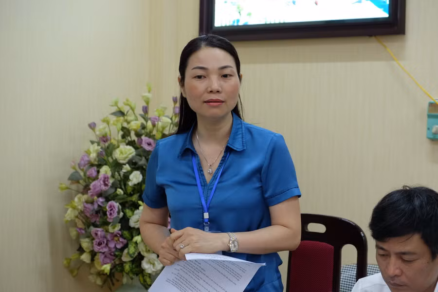 Bà Nguyễn Thị Thúy – Giám đốc Sở GD&amp;ĐT Quảng Ninh báo cáo tại buổi làm việc