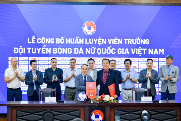 Tổng thư ký VFF Nguyễn Văn Phú trao hợp đồng cho huấn luyện viên Hoàng Văn Phúc.