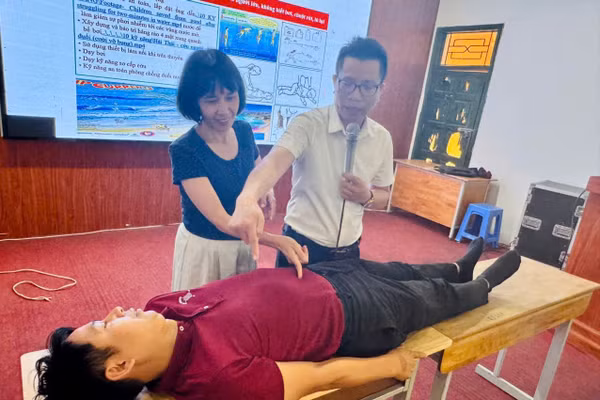 Giáo viên và phụ huynh thực hành kỹ năng phòng, chống tai nạn thương tích tại chưong trình.