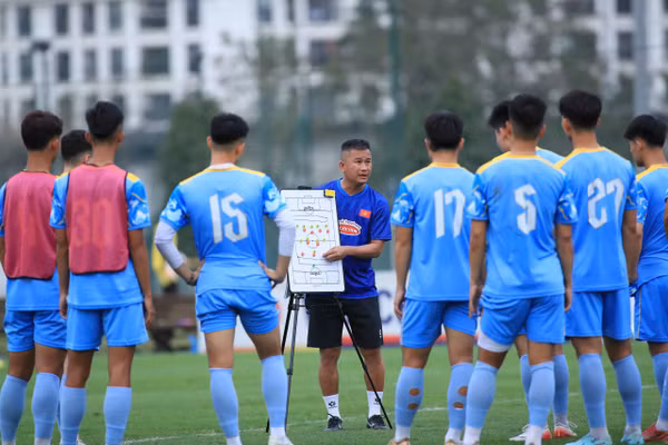 Do trùng thời điểm với việc ĐTQG tham dự FIFA ASEAN Cup 2026 nên HLV trưởng Kim Sang Sik tiếp tục trao quyền dẫn dắt U23 Việt Nam tại ASIAD 2026 cho Trợ lý Đinh Hồng Vinh.
