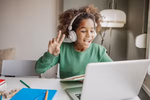 Trẻ em cần được tiếp xúc với ngoại ngữ trong suốt các hoạt động hằng ngày. Ảnh: INT.