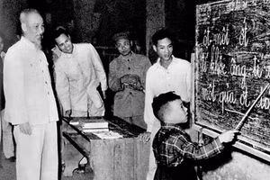 Bác Hồ đến thăm một lớp học ở phố Hàng Than (Hà Nội) năm 1958. Ảnh: TL