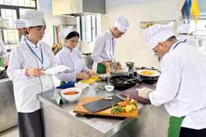 Giảng viên Trường Cao đẳng Lương thực – Thực phẩm chấm chọn sản phẩm trong cuộc thi tay nghề học sinh – sinh viên cấp trường. Ảnh: NTCC