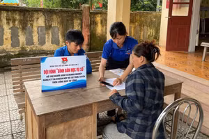 Đội hình “Bình dân học vụ số” của Đoàn xã Sơn Kim 1 (Hà Tĩnh). 
