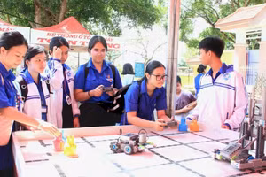 Học sinh Gia Lai tham gia ngày hội STEM. Ảnh: Nguyễn Dung