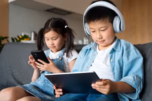 Các phụ huynh cần làm gương cho việc xây dựng quy tắc sử dụng điện thoại và Internet trong gia đình. Ảnh minh họa: ITN.