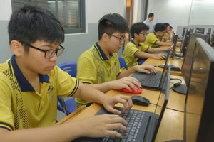 Học sinh Trường THPT chuyên Lê Hồng Phong (TPHCM). Ảnh: NH