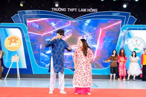 Học sinh Trường THPT Lam Hồng (Sóc Sơn, Hà Nội) hóa thân thành nhân vật trong tác phẩm văn học trên sân khấu. Ảnh: TG
