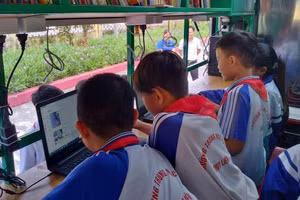 Học sinh Trường THCS Thụy Liên đọc sách trên thư viện điện tử của nhà trường. Ảnh: NTCC