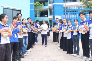 Đội hình chiến sĩ áo xanh Trường Đại học Sài Gòn sẵn sàng hỗ trợ thí sinh tại điểm thi. Ảnh: Trung Trí
