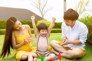 Cha mẹ nên nhẹ nhàng động viên, tạo động lực cho trẻ tự tin vượt khó. Ảnh minh họa