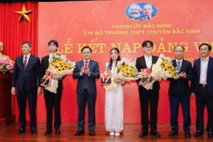 Bí thư Tỉnh ủy Bắc Ninh Nguyễn Anh Tuấn (thứ 3 từ trái sang) và đại biểu chúc mừng tân đảng viên của Trường THPT chuyên Bắc Ninh. 