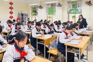 Cô trò lớp 9 Trường THCS Tây Đằng, huyện Ba Vì trong giờ học. Ảnh: Đình Tuệ