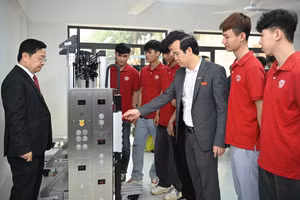 TS Lê Danh Quang (thứ ba từ phải sang) - Phó Hiệu trưởng Trường Cao đẳng Công nghệ cao Hà Nội cùng sinh viên tham quan doanh nghiệp liên kết. Ảnh: NTCC
