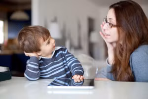 Phụ huynh cần cho thấy sự thấu hiểu đối với cảm xúc của trẻ. Ảnh minh họa: INT