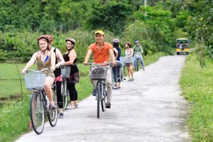 Khách du lịch đến với Việt Hải.