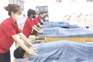 Học viên Trường Cao đẳng Công nghệ cao Hà Nội thực hành nghề chăm sóc sắc đẹp. Ảnh: Trần Oanh