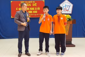 Học sinh Trường THCS Nguyễn Trãi (Ba Đình, Hà Nội) giao lưu với diễn giả Đỗ Thái Đăng về kỹ năng sử dụng mạng xã hội an toàn. Ảnh: Đình Tuệ 