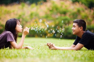 Các bậc cha mẹ hãy gần gũi, lắng nghe và chia sẻ với những tâm tư “tuổi mới lớn”. Ảnh: INT.
